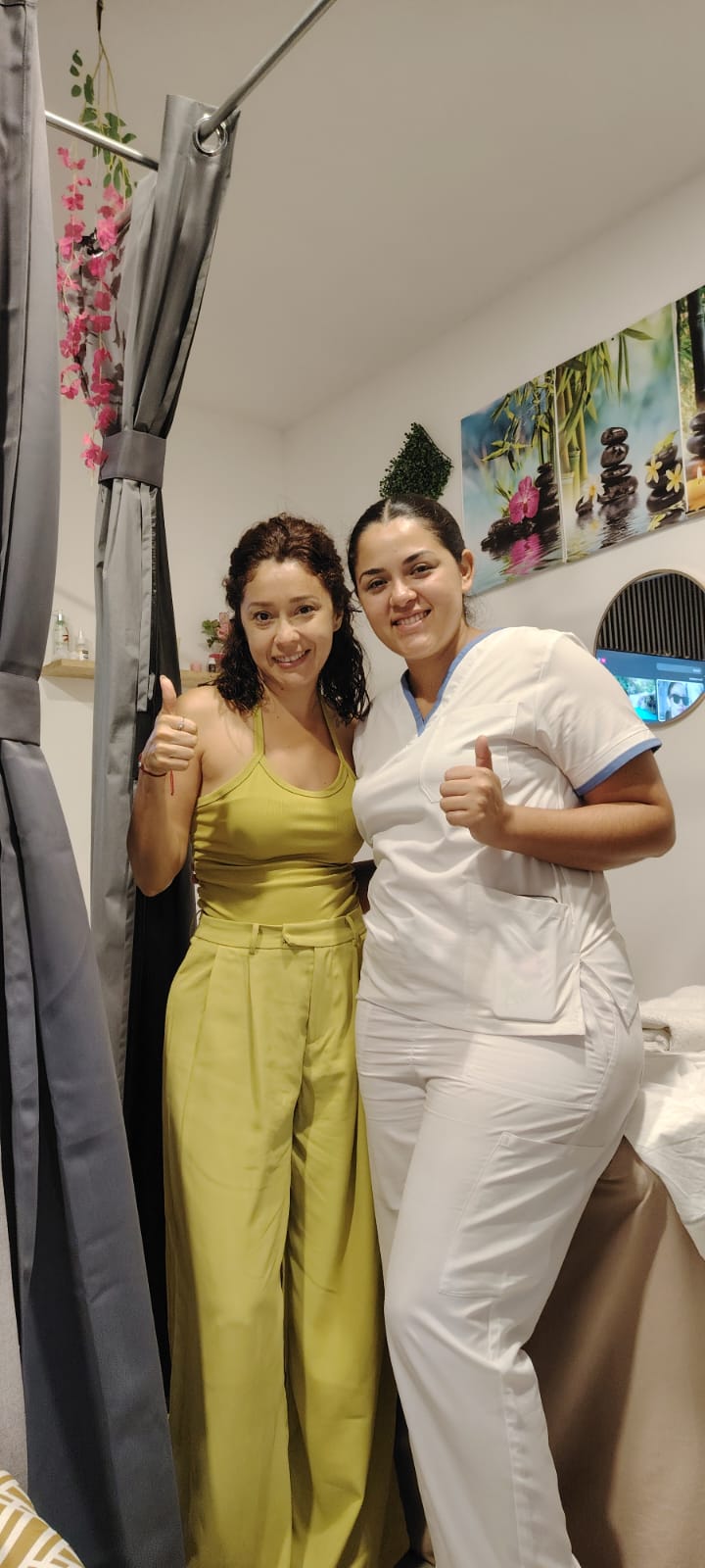 Cliente junto a terapeuta de Spa Reyna después de su atención