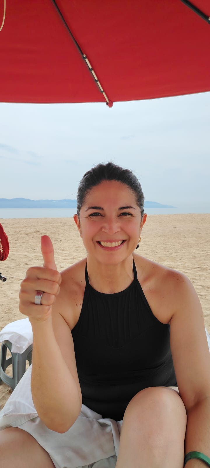 Cliente satisfecha durante una atención de bienestar en la playa