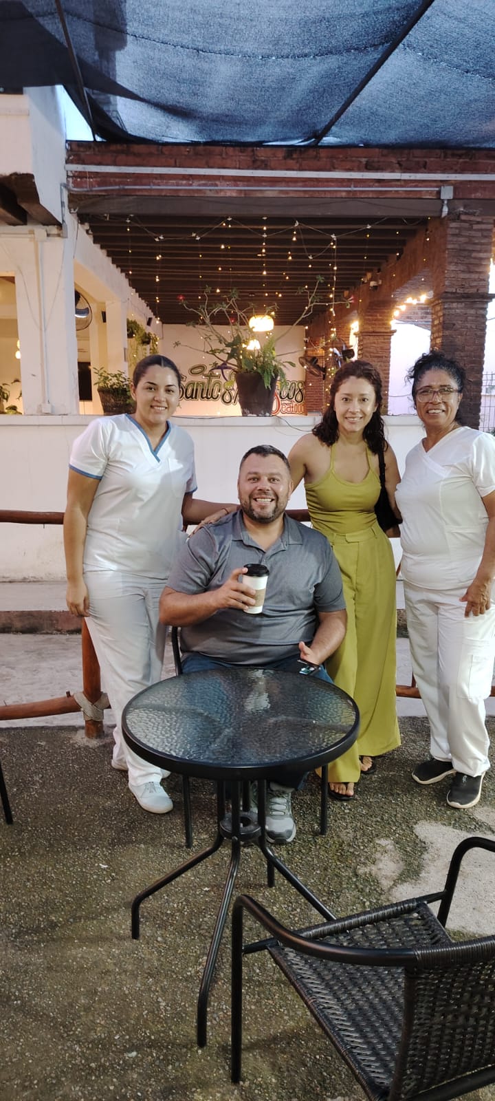 Equipo de Spa Reyna acompañado de clientes después del servicio